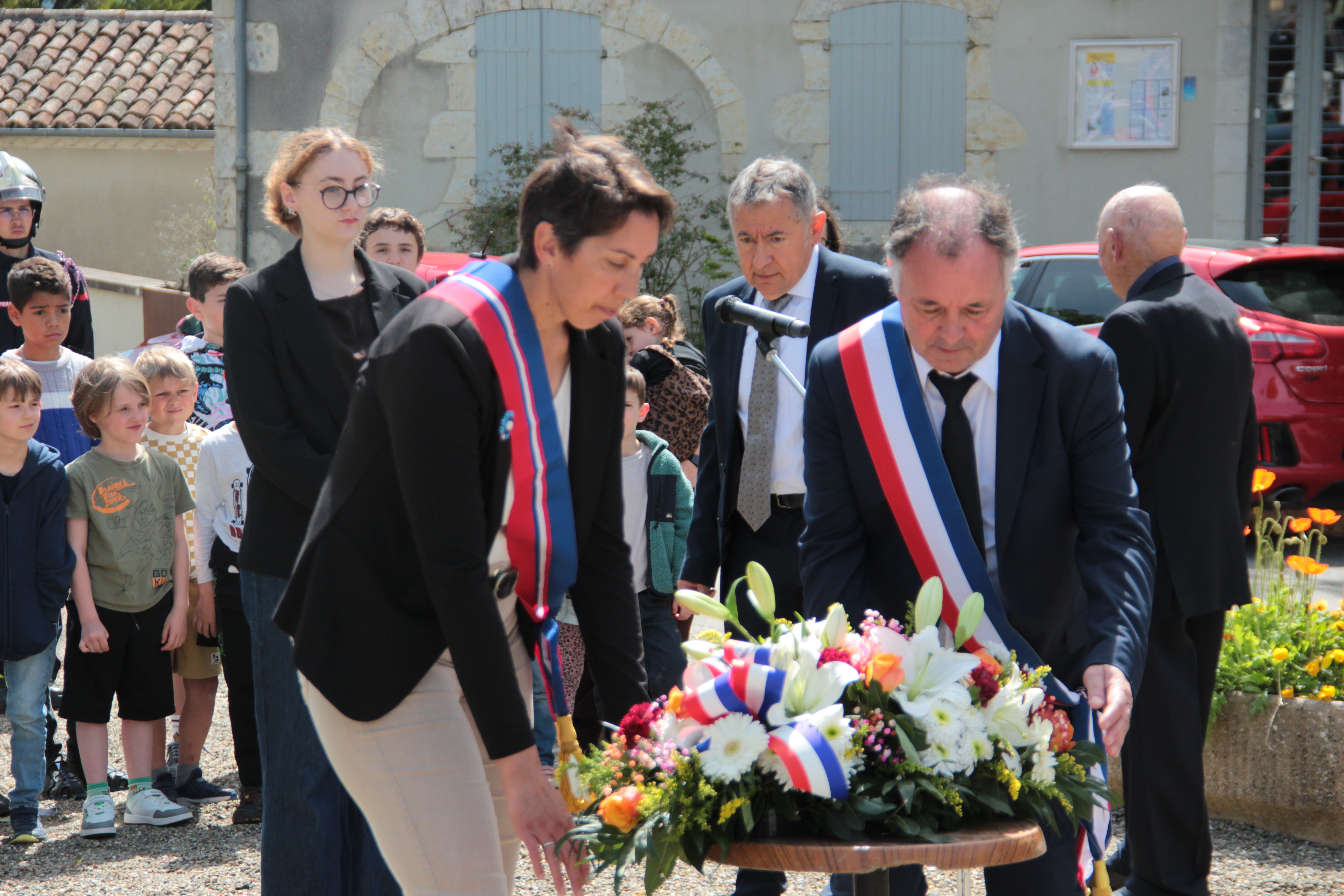 Lydie Toison, Bernard Ksaz et Philippe Biaute lors du dépôt de la gerbe.