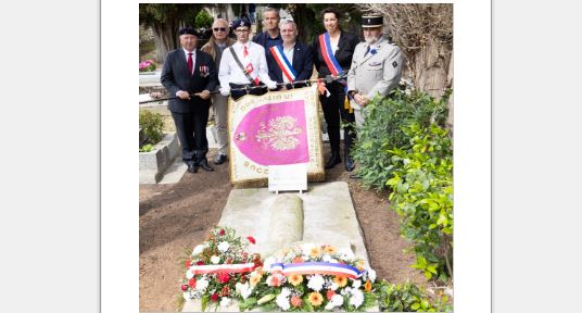 Devant le drapeau des Anciens combattants polonais de Caen, Damian Polkotycki, Gaétan Degennes, Ludovic Le Boulch, Lydie Toison, Capitaine Jean-Christophe Caubet, Gilbert Ulian, Serge Labordère,