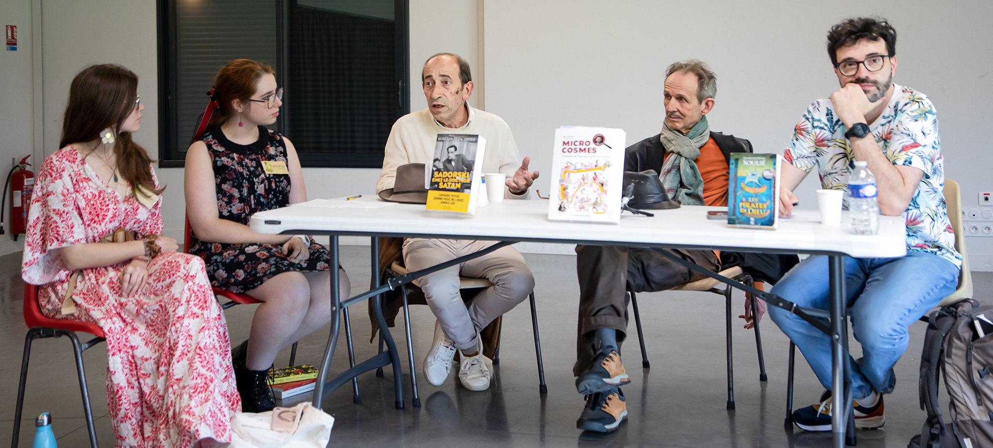 En 2025 table ronde : 2 lycéennes et François-Henri Soulié, Romain Slocombe et Yann Bouvier