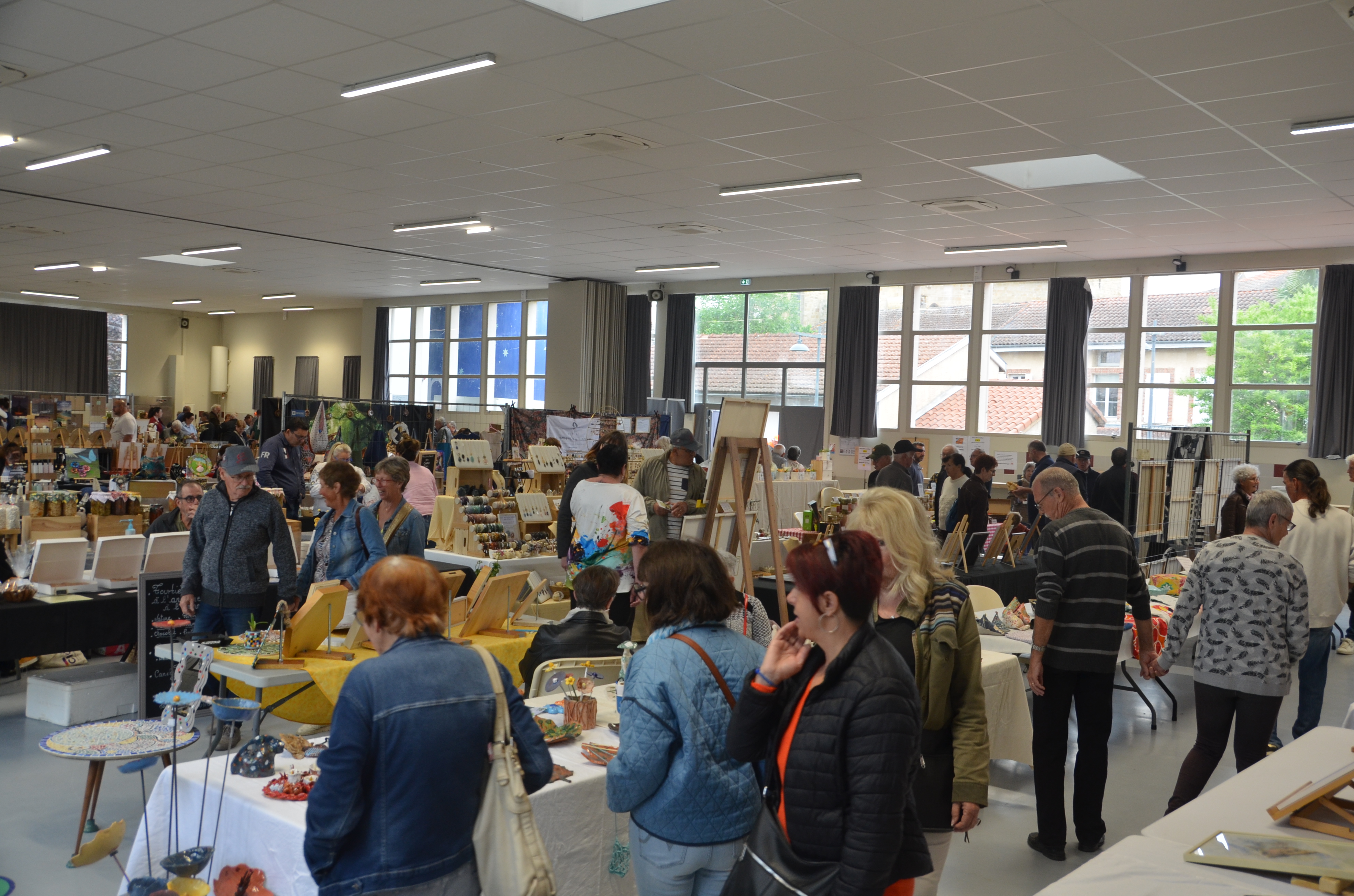 Beaucoup de monde pour voir les expositions de ce nouveau salon d'art risclois
