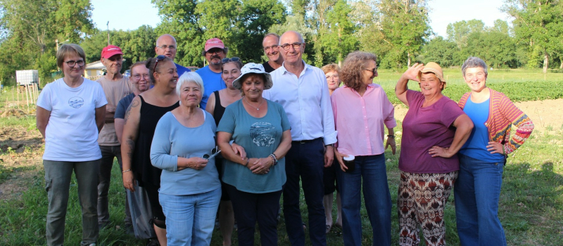Mr le Maire  de Gimont visite les jardins de Gimone
