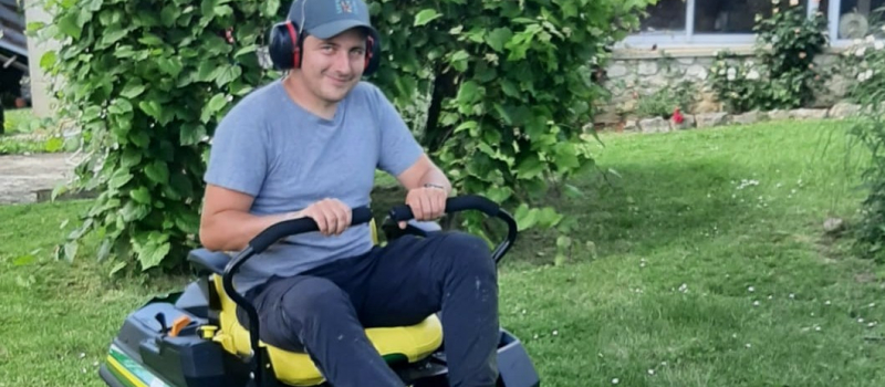 Un jeune entrepreneur lance son activité d’entretien extérieur
