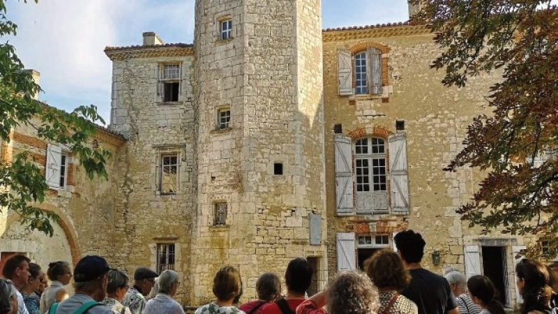 Randonnée culturelle au départ de Cologne avec visite du château du Bartas à Saint-Georges.