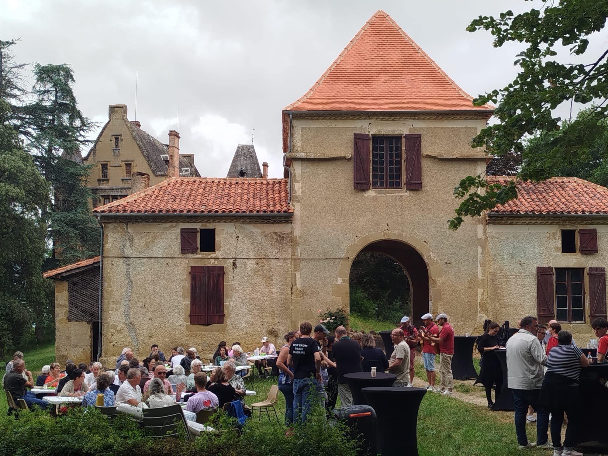 Un repas champêtre réussi au village