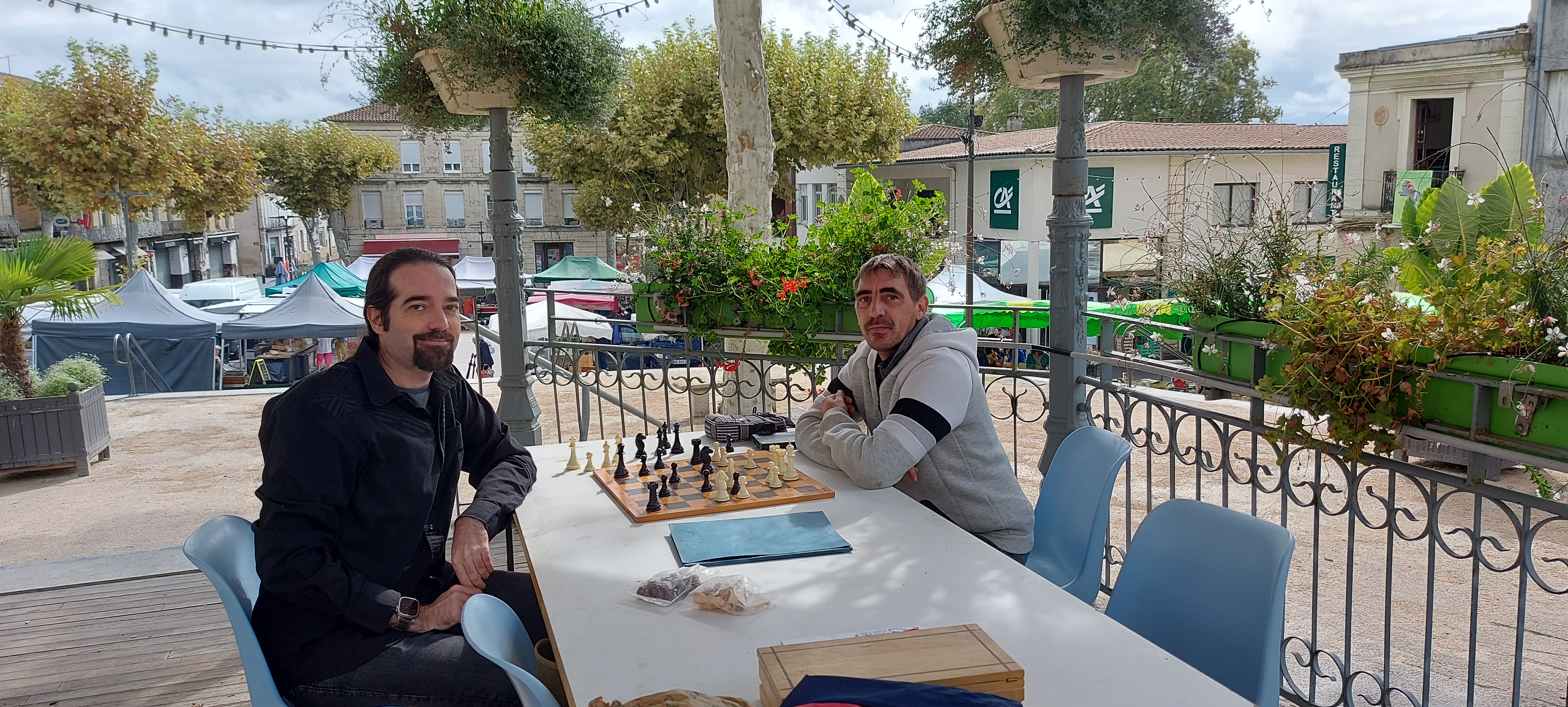 Rendez-vous sous le kiosque pour jouer aux échecs