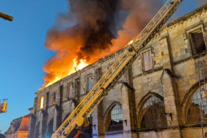 Le cloître de la cathédrale de Condom très endommagé par un incendie