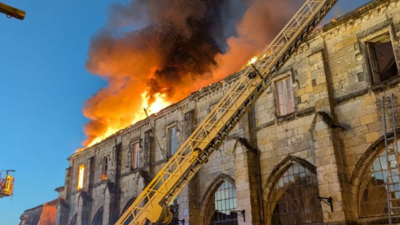 Le cloître de la cathédrale de Condom très endommagé par un incendie