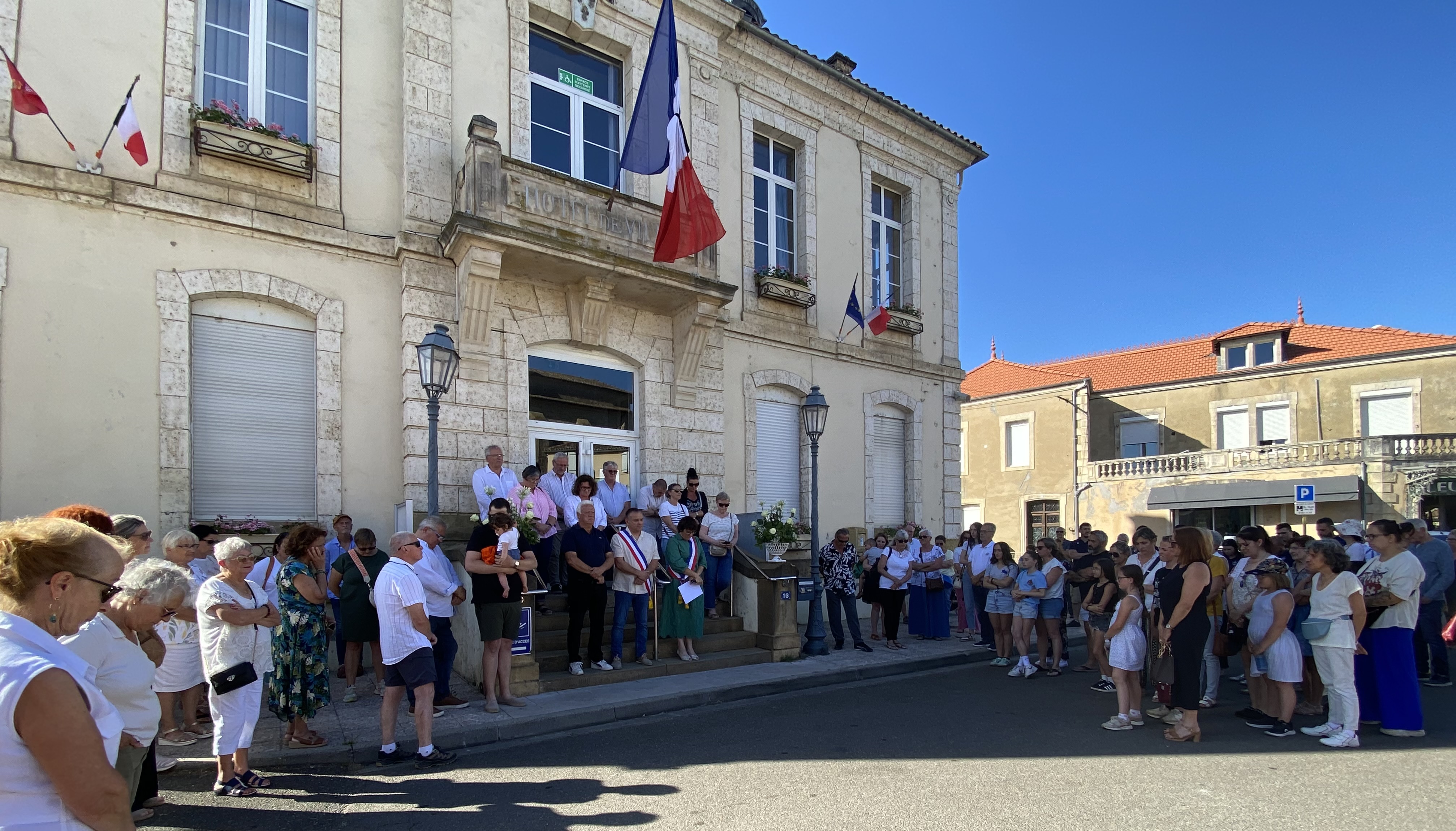 Un nombreux public s'était rassemblé devant la mairie pour rendre hommage à Lyanna