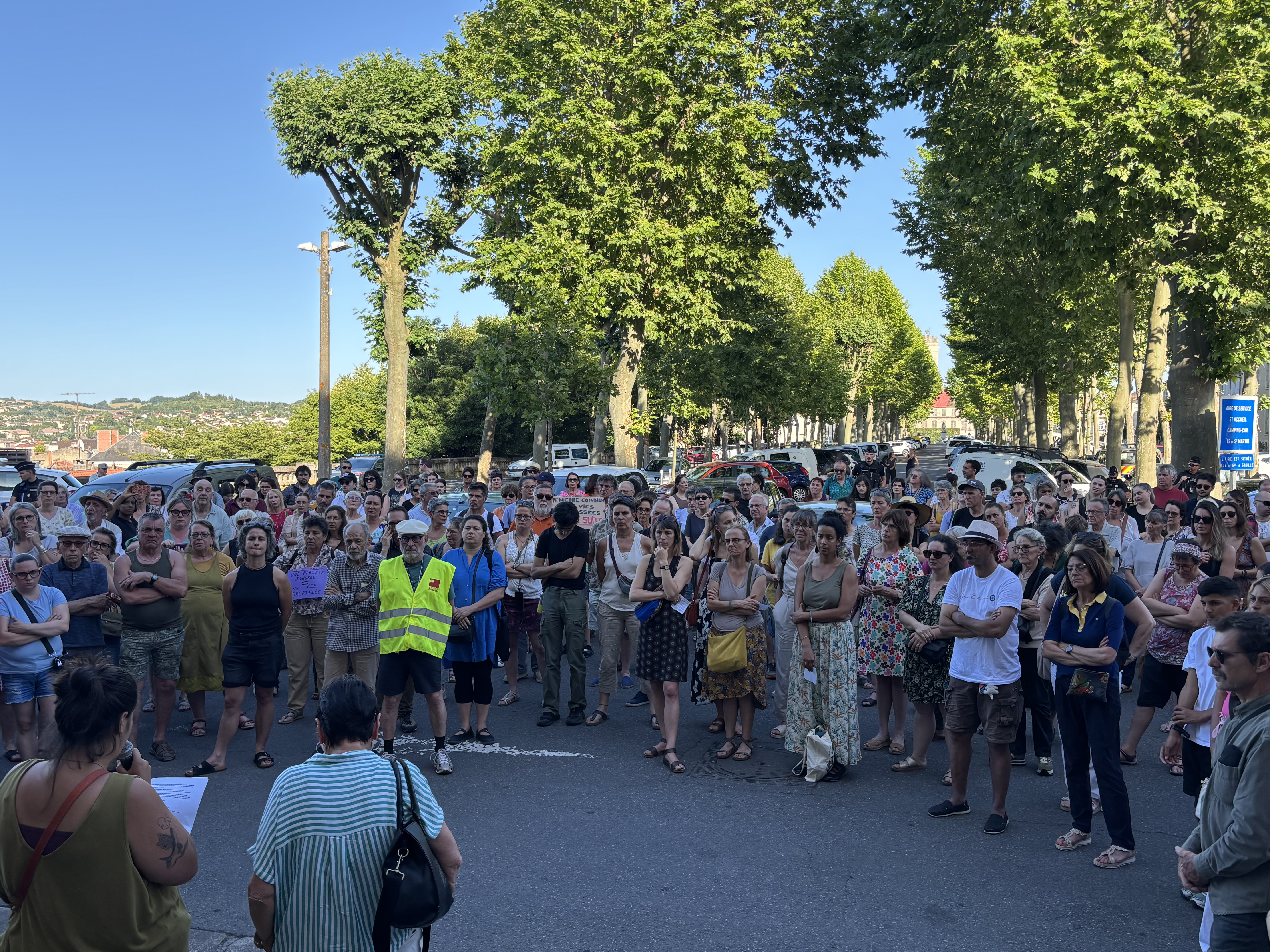 Les manifestants devant le tribunal