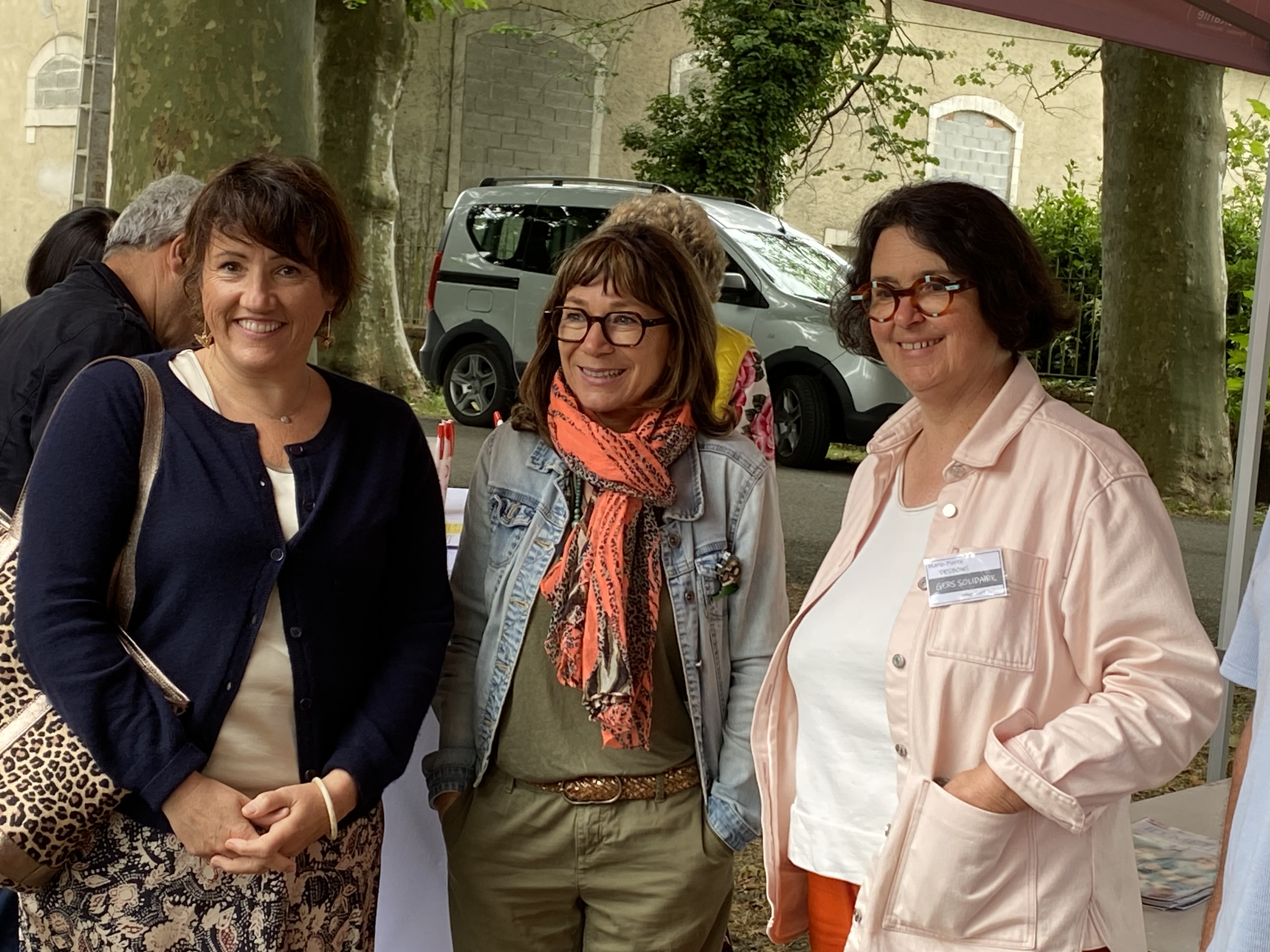 Valérie Dufau, maire, accueillait "Gers solidaire" avec Muriel Abadie (au centre) et Marie Pierre Desbons à droite