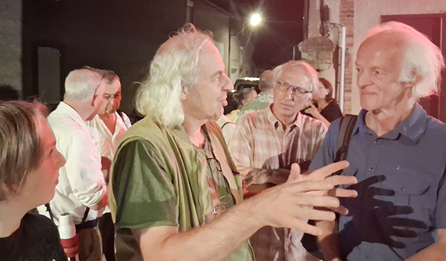 sur le parvis du cinéma l'Europe, Jean Thoby  dialogue avec Ernst Zürcher (á droite)