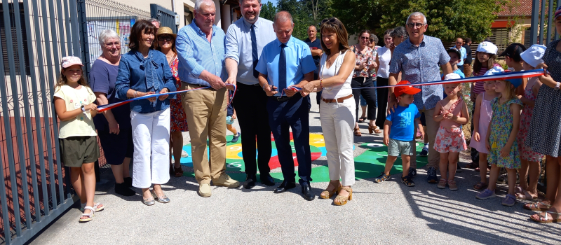 L'école primaire a inauguré  la cour  après une totale rénovation axée sur sa végétalisation