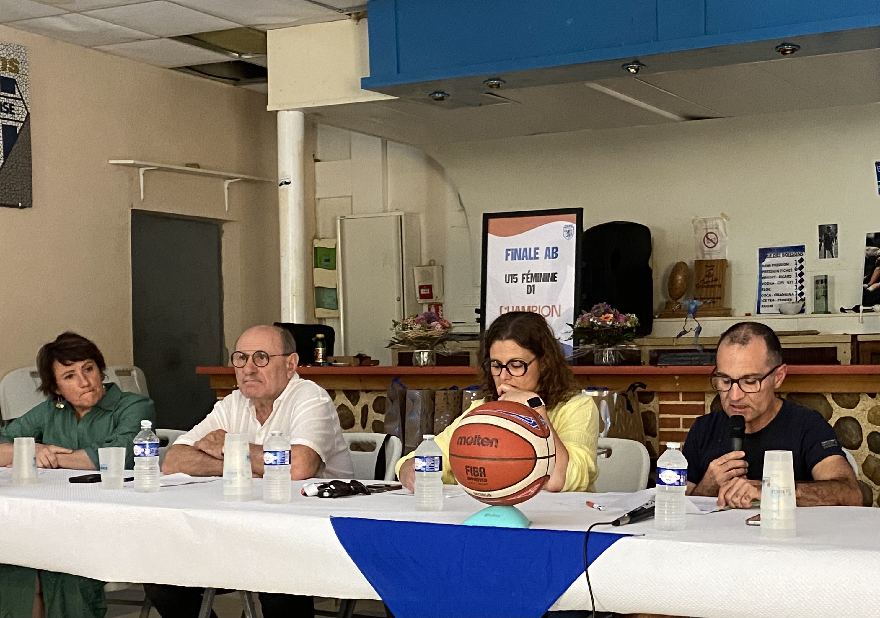 Olivier Fabères, co-président du club de basket féminin risclois, ouvre l'assemblée générale