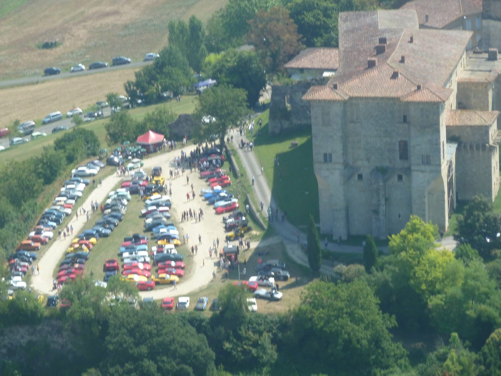 Les véhicules anciens au pied du château (crédit Lasso Rétromotion)