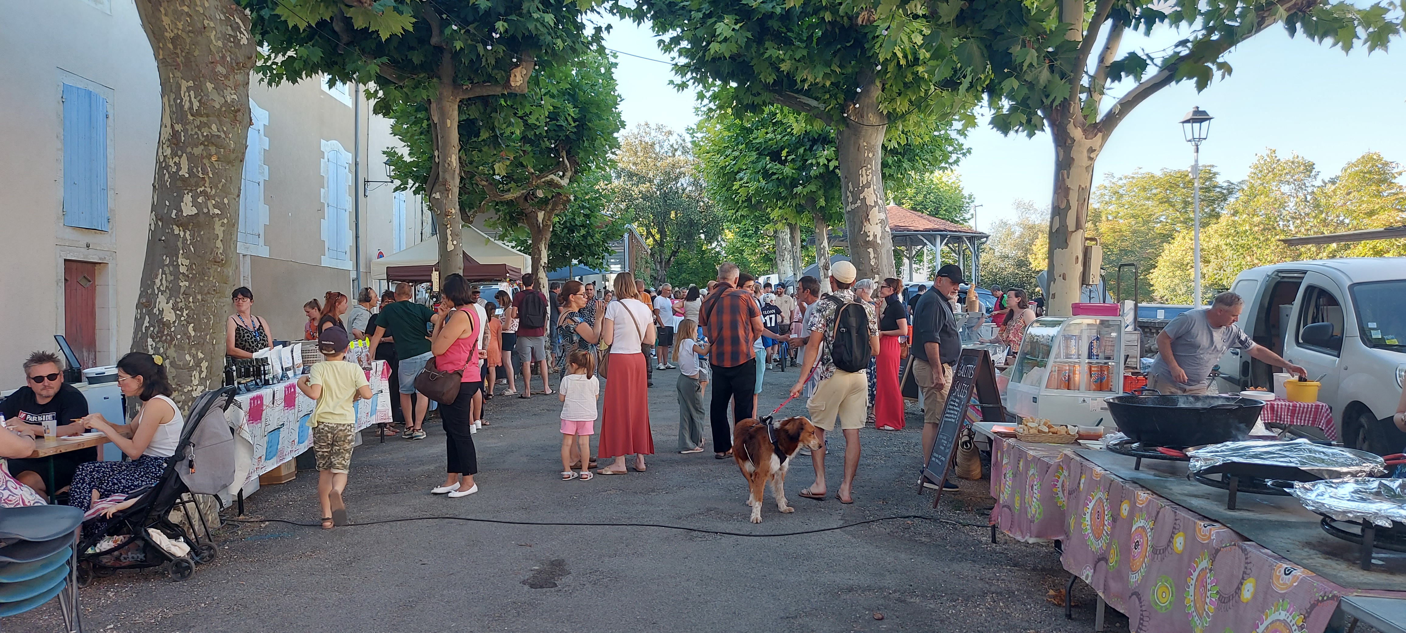 Un marché à l'ombre des platanes