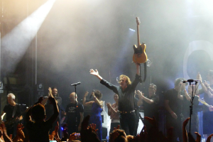Cali en rock star pour ouvrir les 30 ans de Pause Guitare et aujourd'hui "Vive le Québec libre "
