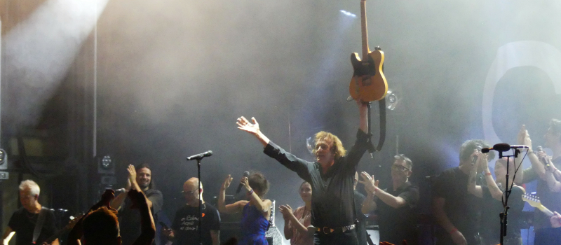 Cali en rock star pour ouvrir les 30 ans de Pause Guitare et aujourd'hui "Vive le Québec libre "