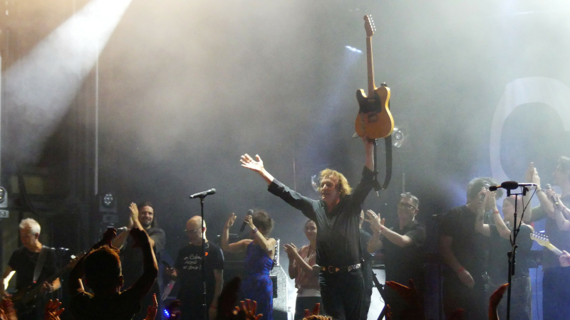 Cali en rock star pour ouvrir les 30 ans de Pause Guitare et aujourd'hui "Vive le Québec libre "