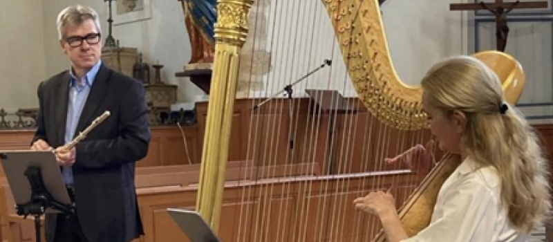 Une parenthèse musicale à la harpe et à la flûte à La Légende Irlandaise