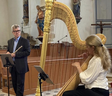 Une parenthèse musicale à la harpe et à la flûte à La Légende Irlandaise