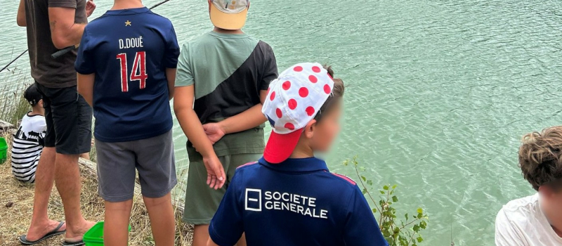 Au bord du lac de Lacoste, les jeunes découvrent les plaisirs de la pêche