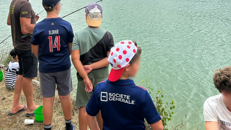 Au bord du lac de Lacoste, les jeunes découvrent les plaisirs de la pêche