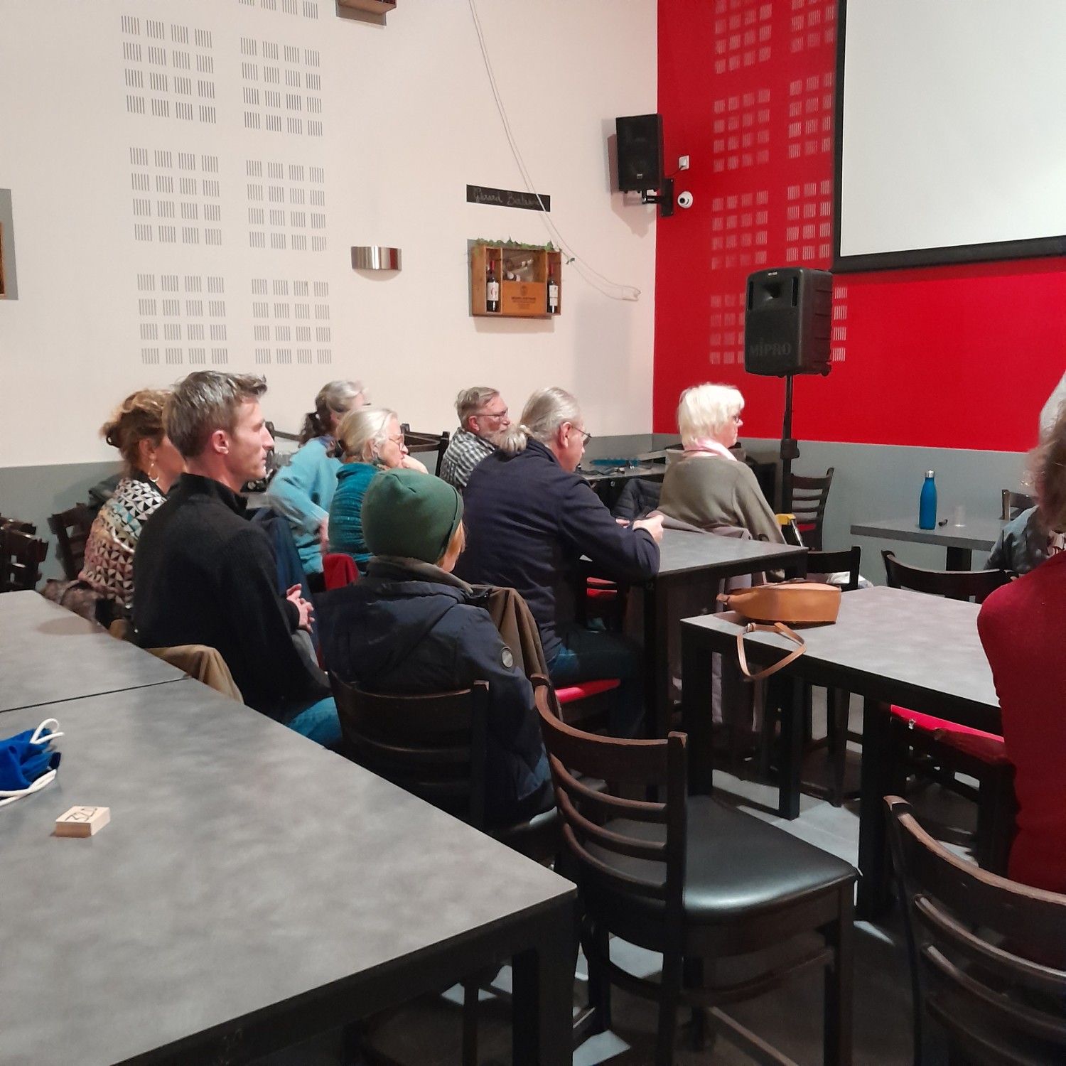 Un public attentif au Café du Centre